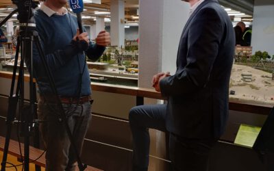 TV Rijnmond en WOS interview over de opening van Recreatieoord Hoek van Holland bij Miniworld Rotterdam